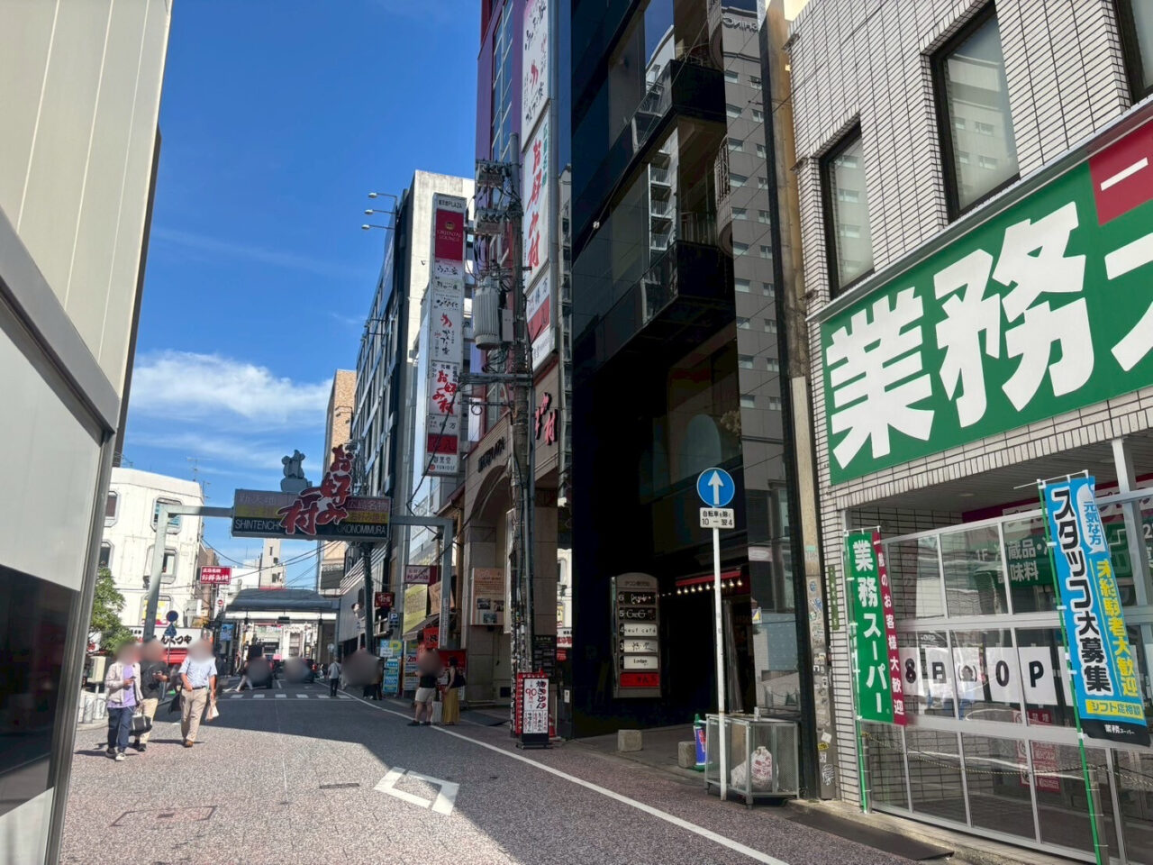 近くにある「お好み村」から見た店舗周辺の様子