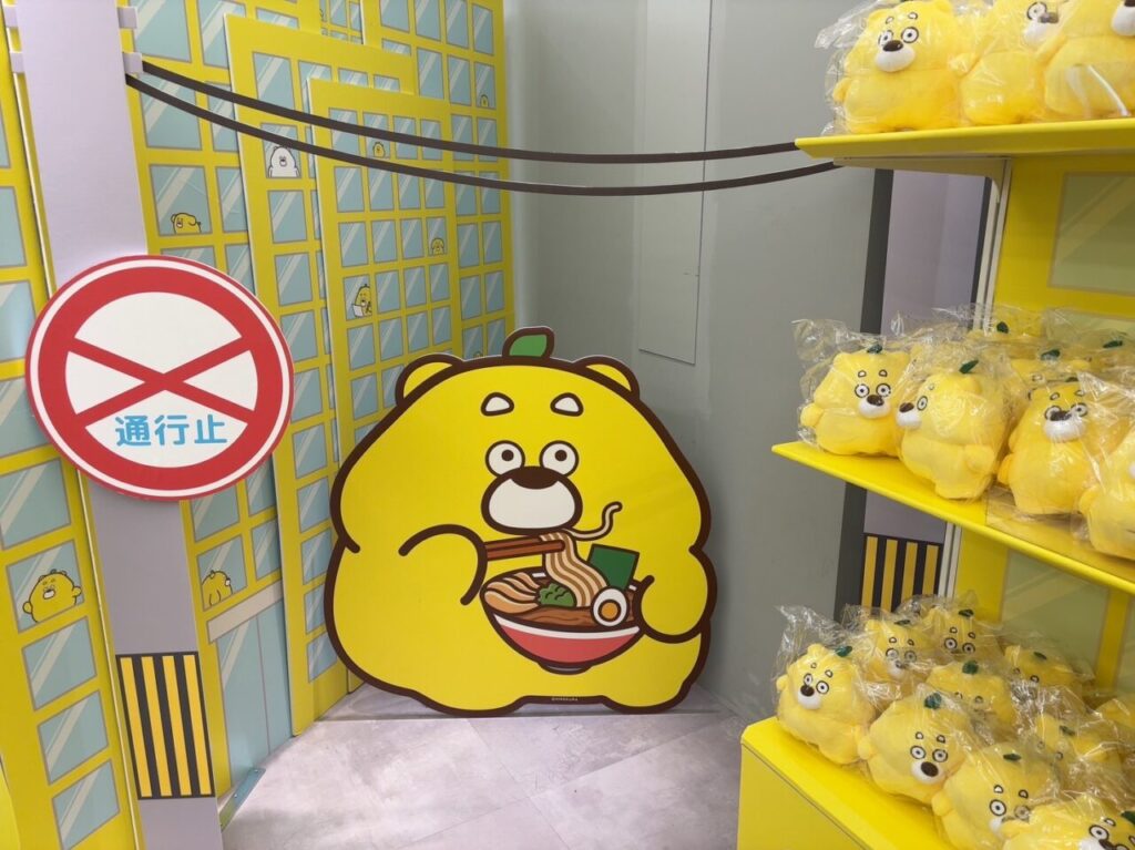 POP UP SHOPの店内。グッズがディスプレイされた明るい売り場の様子