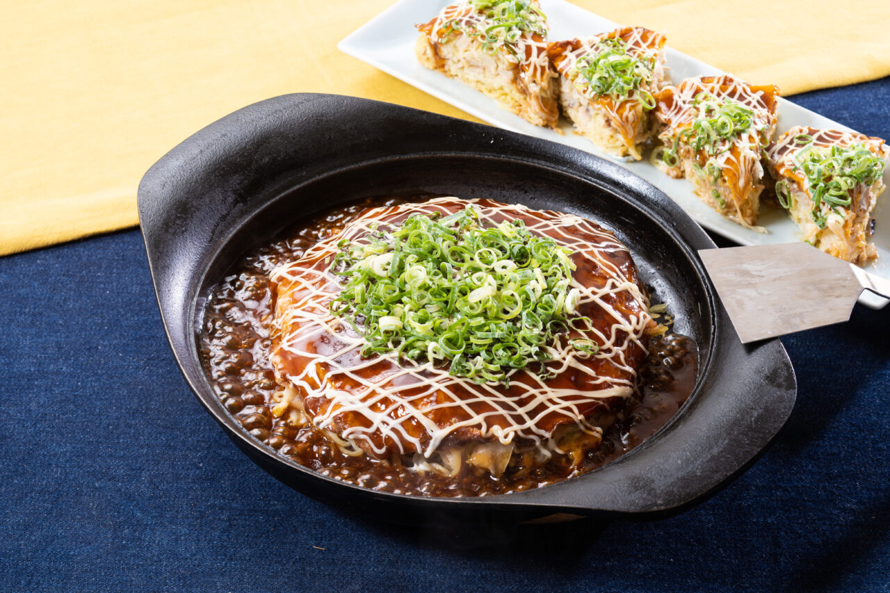 鉄板で仕上げる広島風お好み焼き