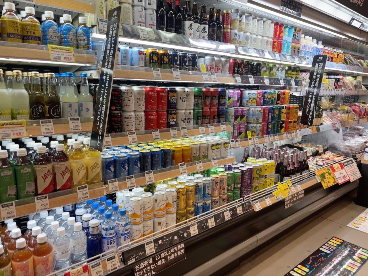 北野エースの店内、食品が並ぶ棚の様子