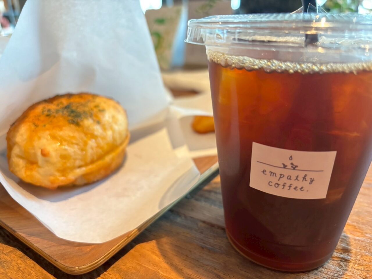 カフェで提供されるコーヒーとパンのセット