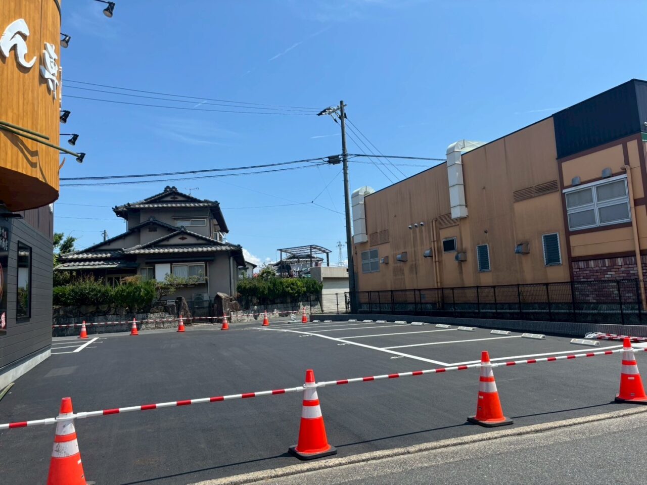 店舗前の駐車場と田所商店の外観