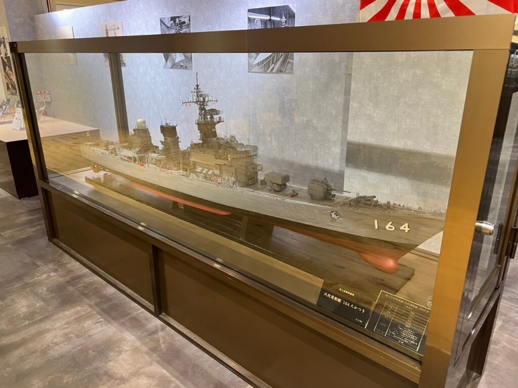 展示されている護衛艦「たかつき」の模型