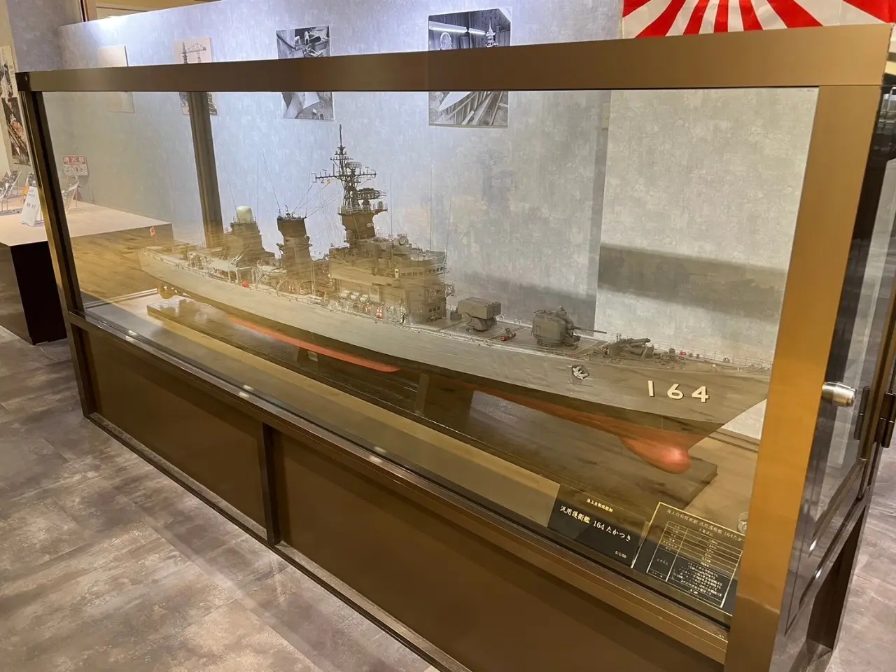 展示されている護衛艦「たかつき」の模型
