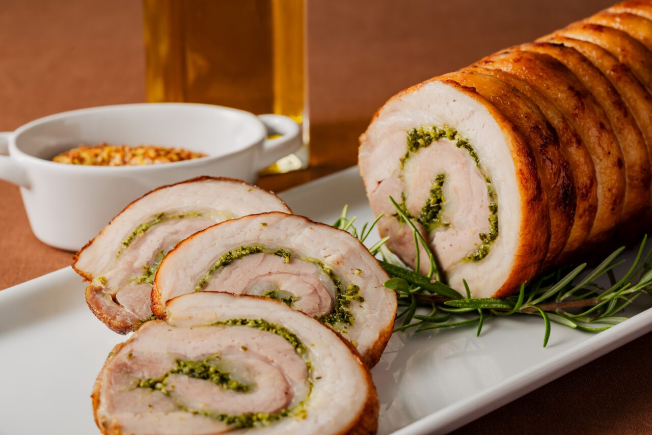 香草とにんにくで仕上げたポークのロースト ポルケッタ仕立て（イタリア料理）