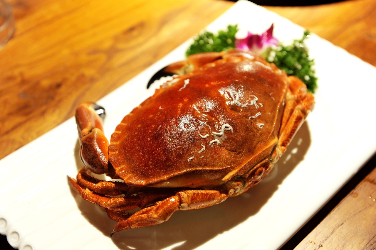 北海道産の蟹の盛り合わせ。大きなタラバガニや毛ガニが豪快に並んでいる様子