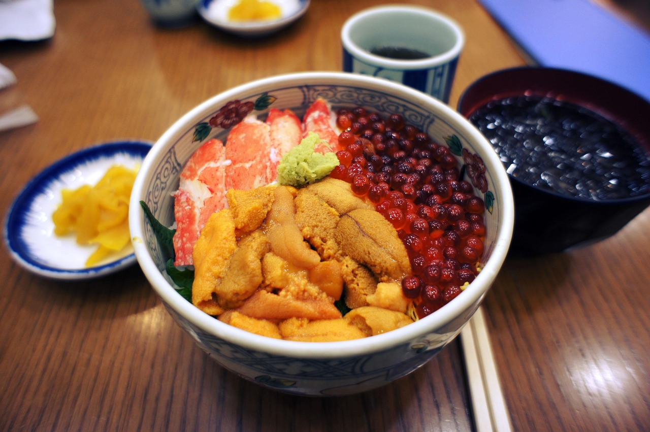 北海道物産展の海鮮丼。新鮮なイクラやウニ、ホタテが彩りよく盛り付けられている様子