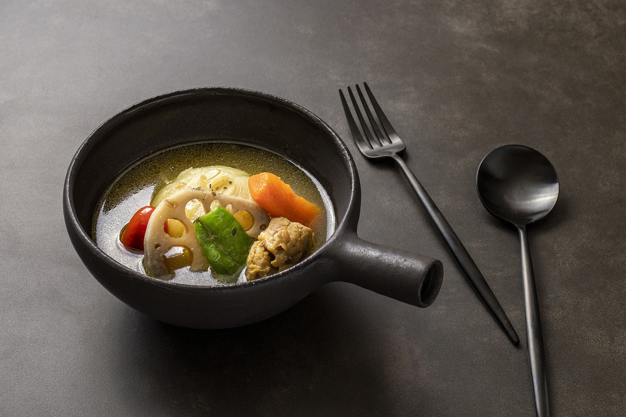 北海道名物のスープカレー。野菜や卵がゴロッと入ったスパイシーな一皿