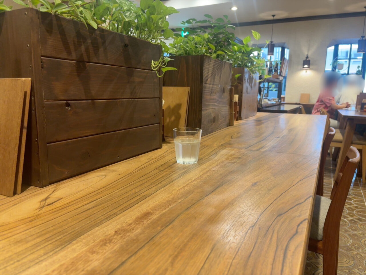 一人でも利用しやすい横並びのカウンター席