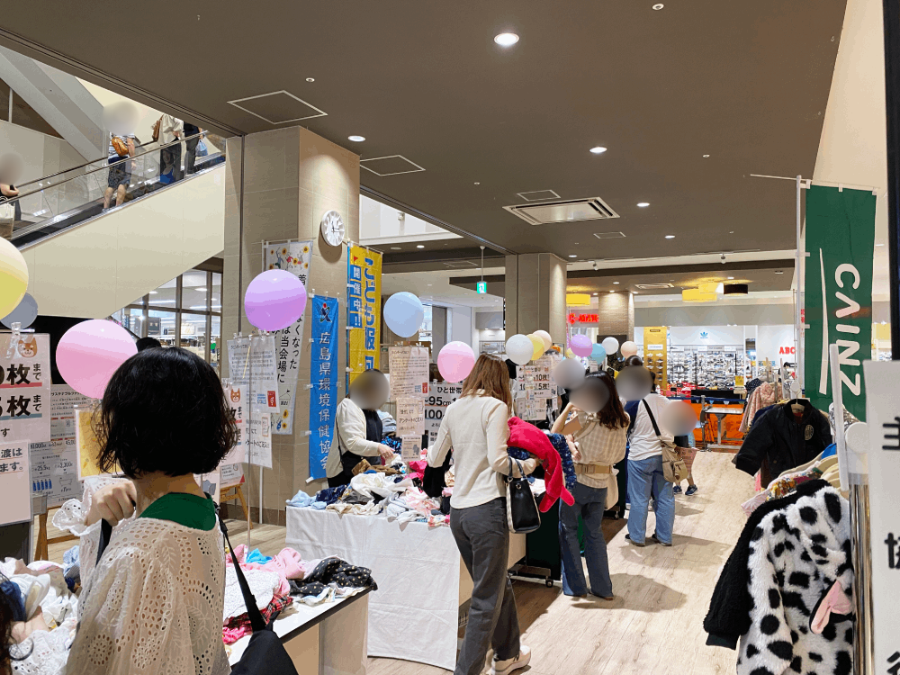 過去に行われたこども服無料譲渡会の会場の様子
