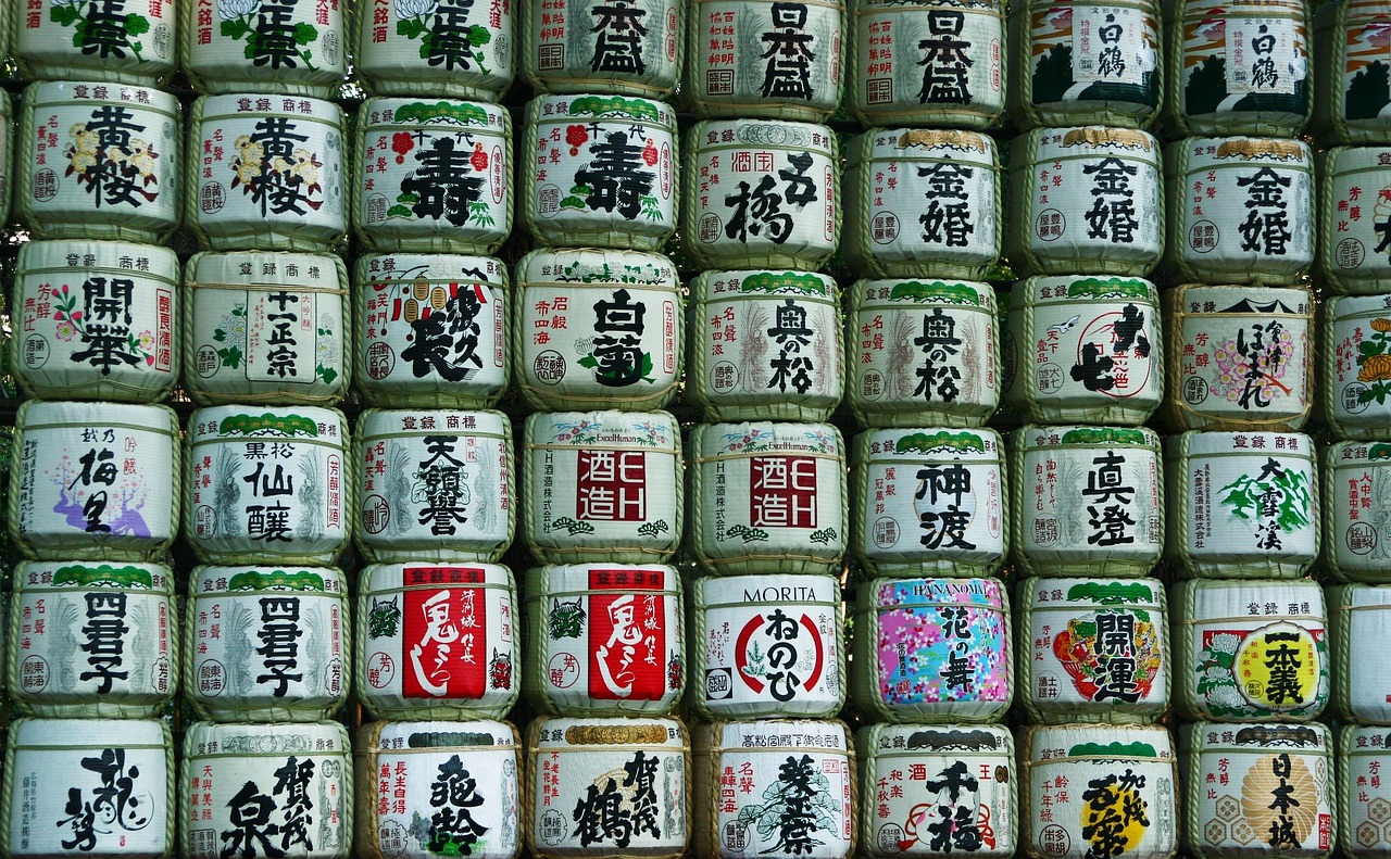 複数の日本酒の瓶が並んでいるイメージ