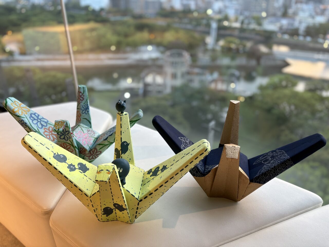 展示されるおりづるオブジェの様子