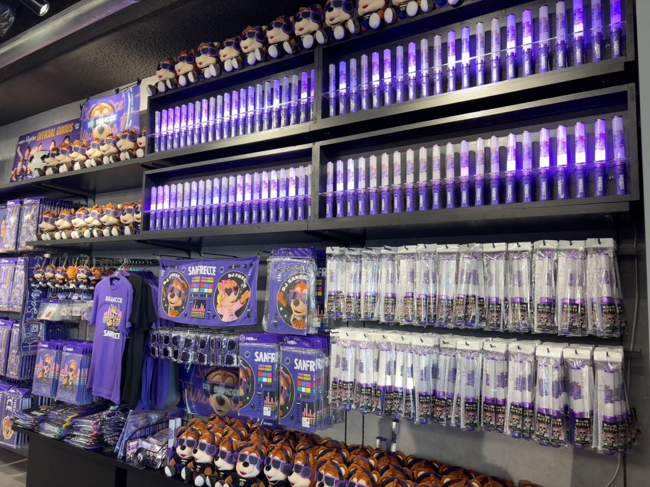 グッズ売り場の内観、ユニフォームや応援グッズが並ぶ棚