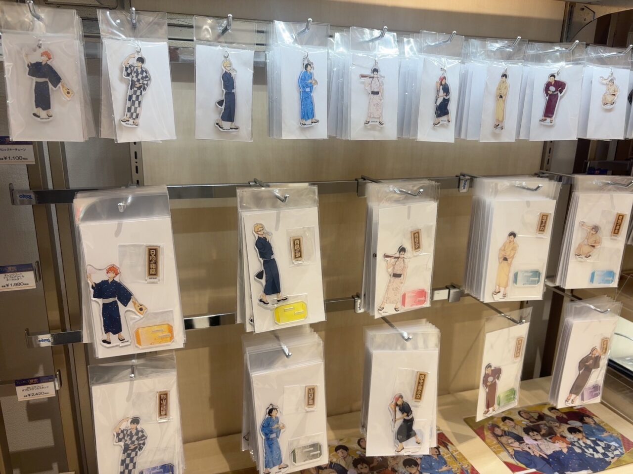 浴衣姿のキャラクターをデザインした『ハイキュー!!』限定グッズ展示
