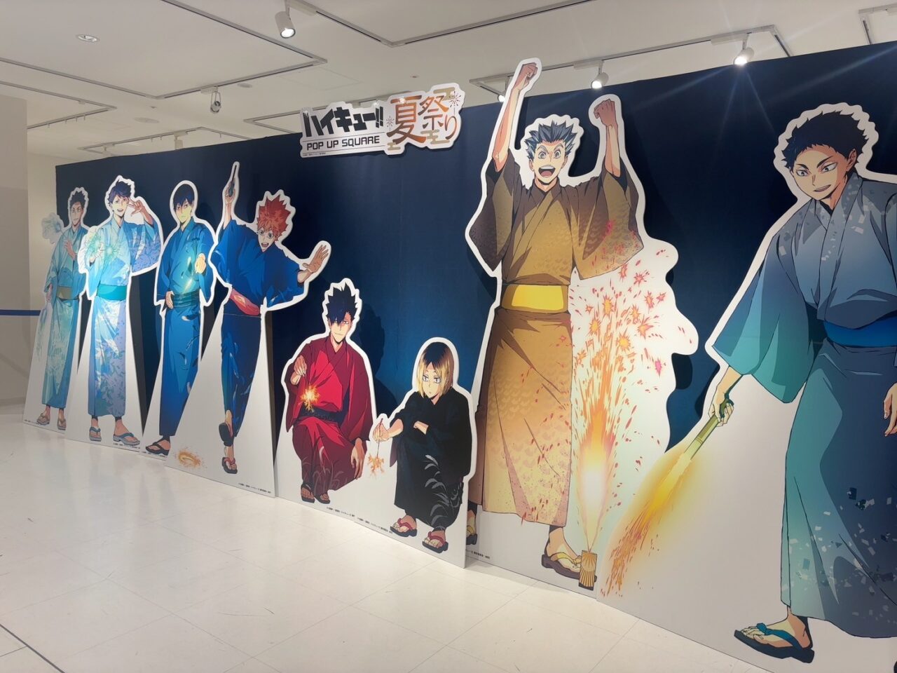 写真映えする『ハイキュー!!』キャラクターのスタンディパネル展示の様子