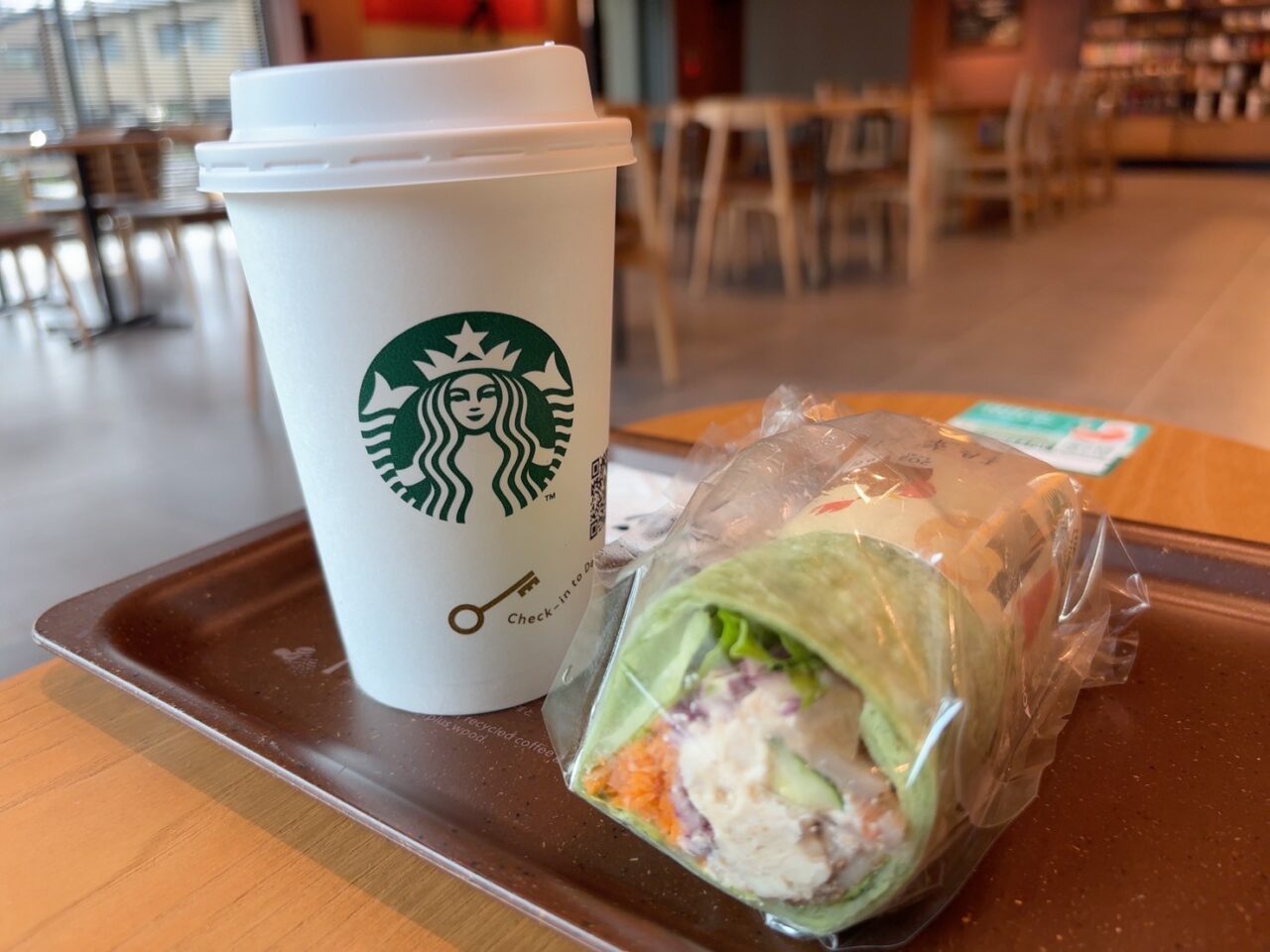 アイスコーヒーとサラダラップ