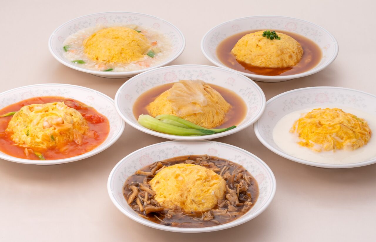 ふわふわ卵ととろみ餡が絡む天津飯。フカヒレ入りの豪華メニューも