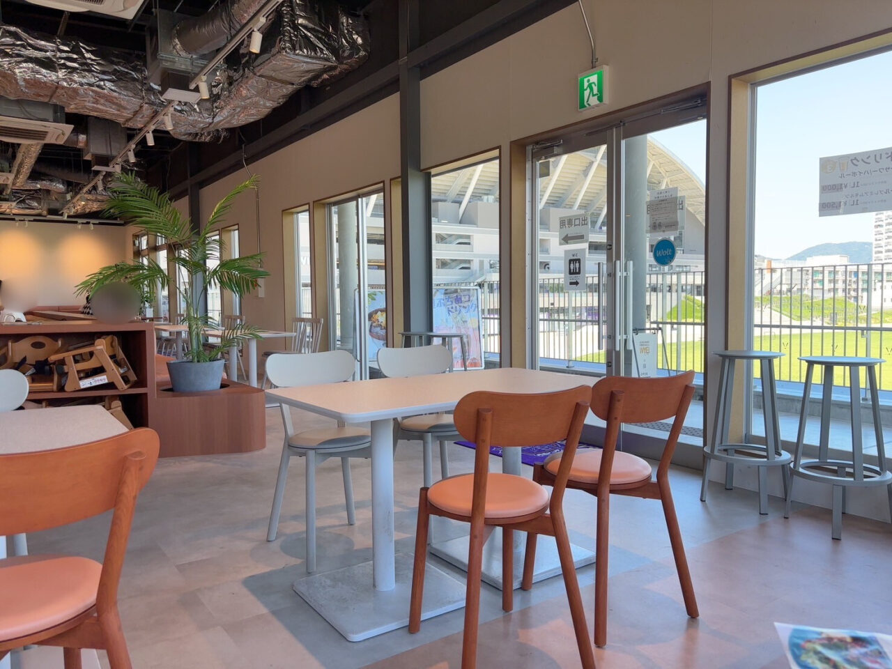 広々とした「GURUNAVI FOODHALL WYE Cafe」の店内の様子