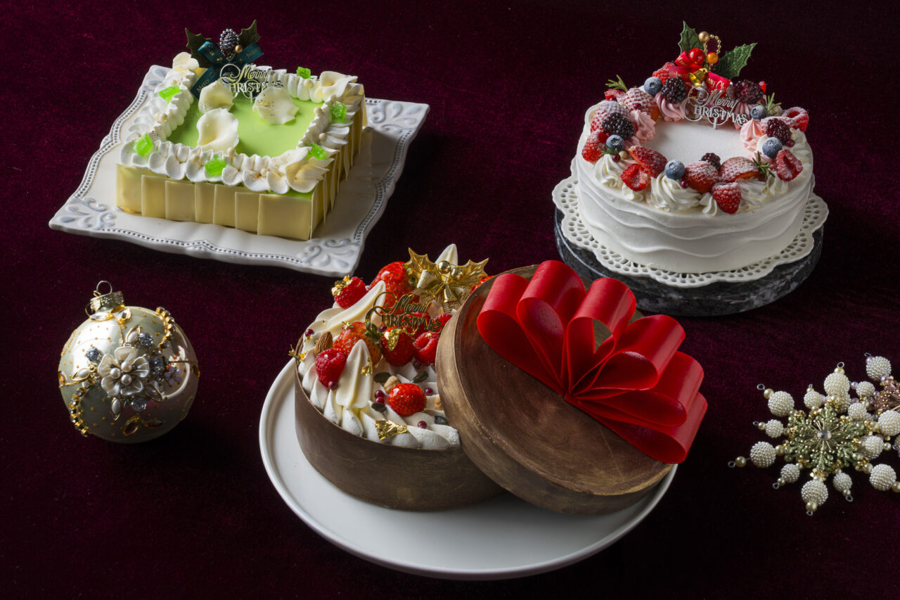 ヒルトン広島の2025年クリスマスケーキ3種類が並ぶメインビジュアル