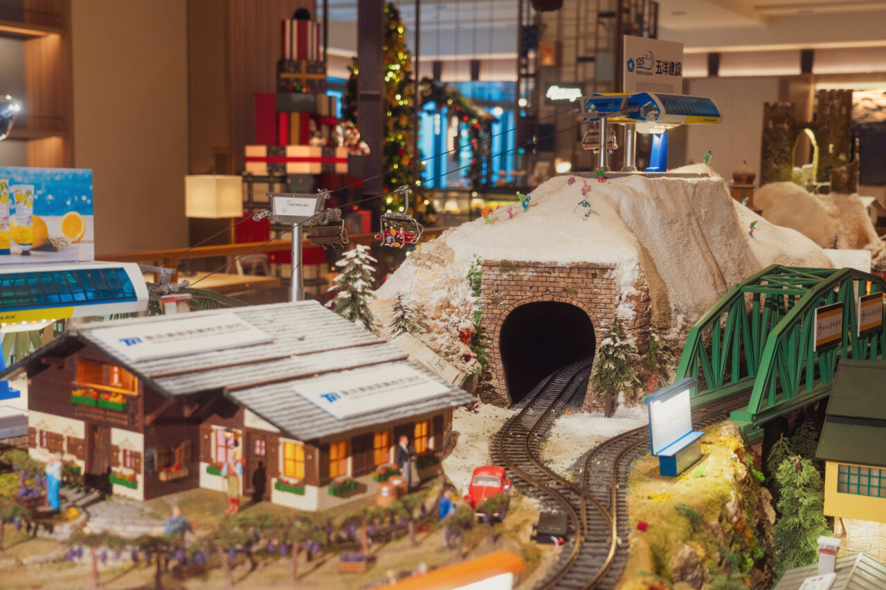 サンタクロースやマーケットのミニチュアが並ぶジオラマ展示