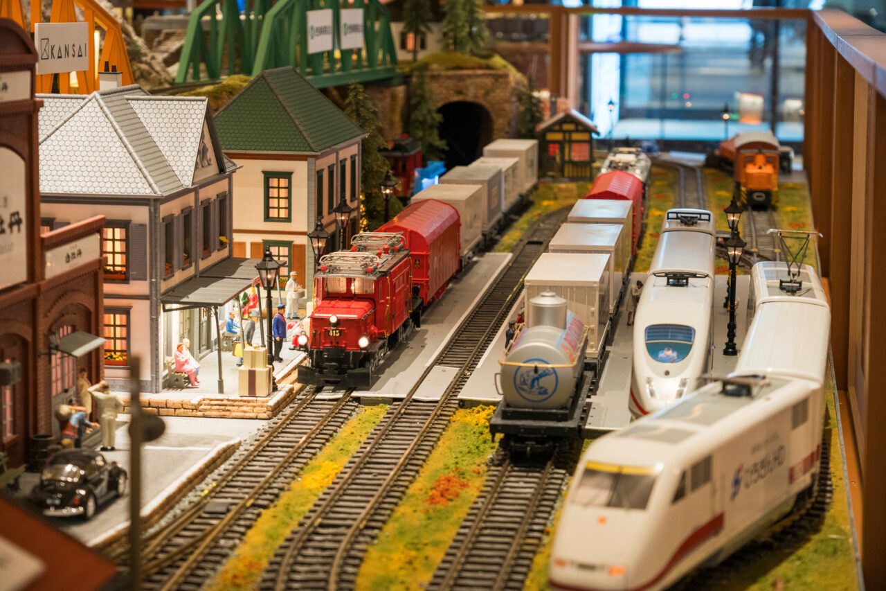 サンタクロースやマーケットのミニチュアが並ぶジオラマ展示