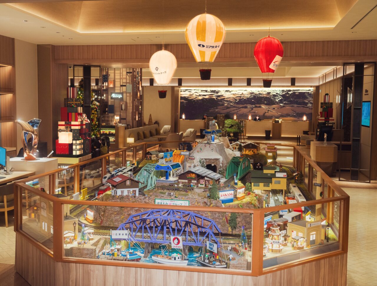 ヒルトン広島のロビーに展示されたクリスマス・トレイン全景