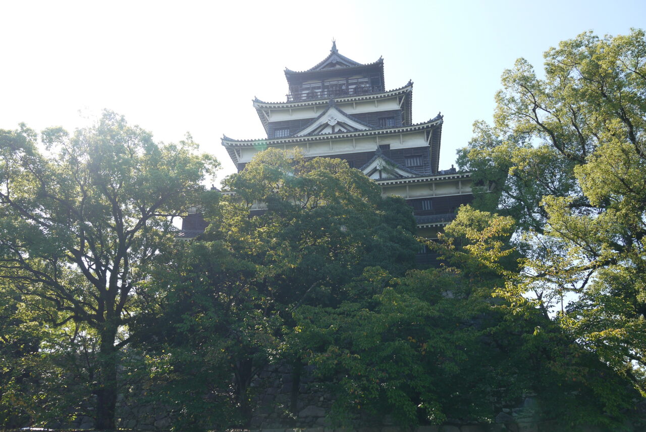 遊覧船から見上げた広島城の天守閣
