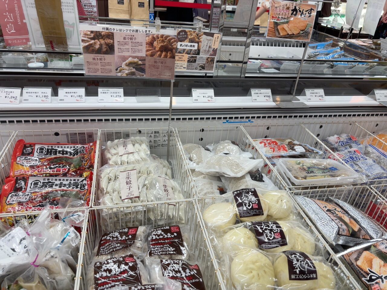 肉まんや府中焼きなどが並ぶ冷蔵コーナー