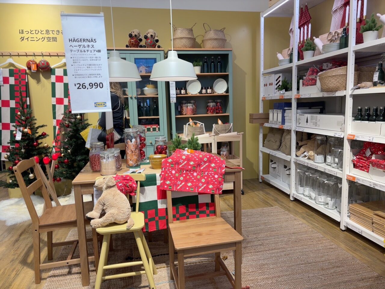 クリスマス仕様に飾られたIKEA広島の店内。ツリーやオーナメントが並ぶ北欧らしい温かい雰囲気。