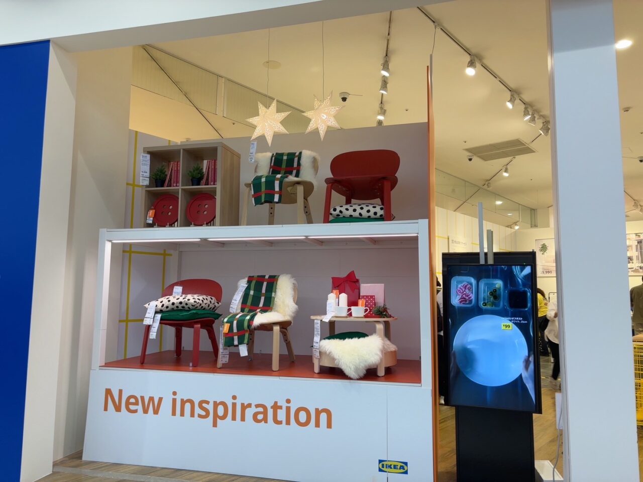 クリスマス仕様に飾られたIKEA広島の店内。ツリーやオーナメントが並ぶ北欧らしい温かい雰囲気。