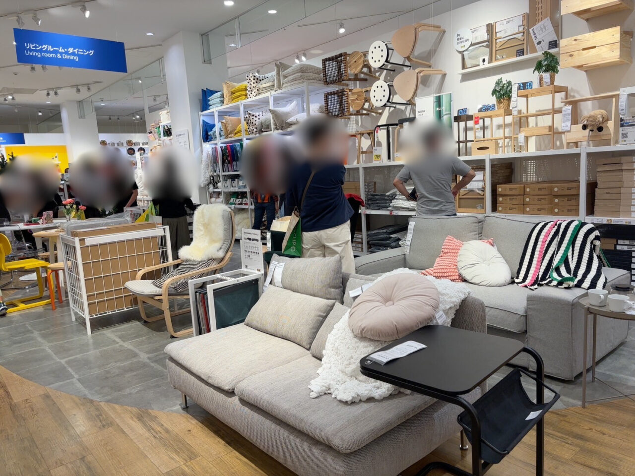 広々としたIKEA広島の店内。家具や雑貨を見ながら楽しむ来店客の様子。