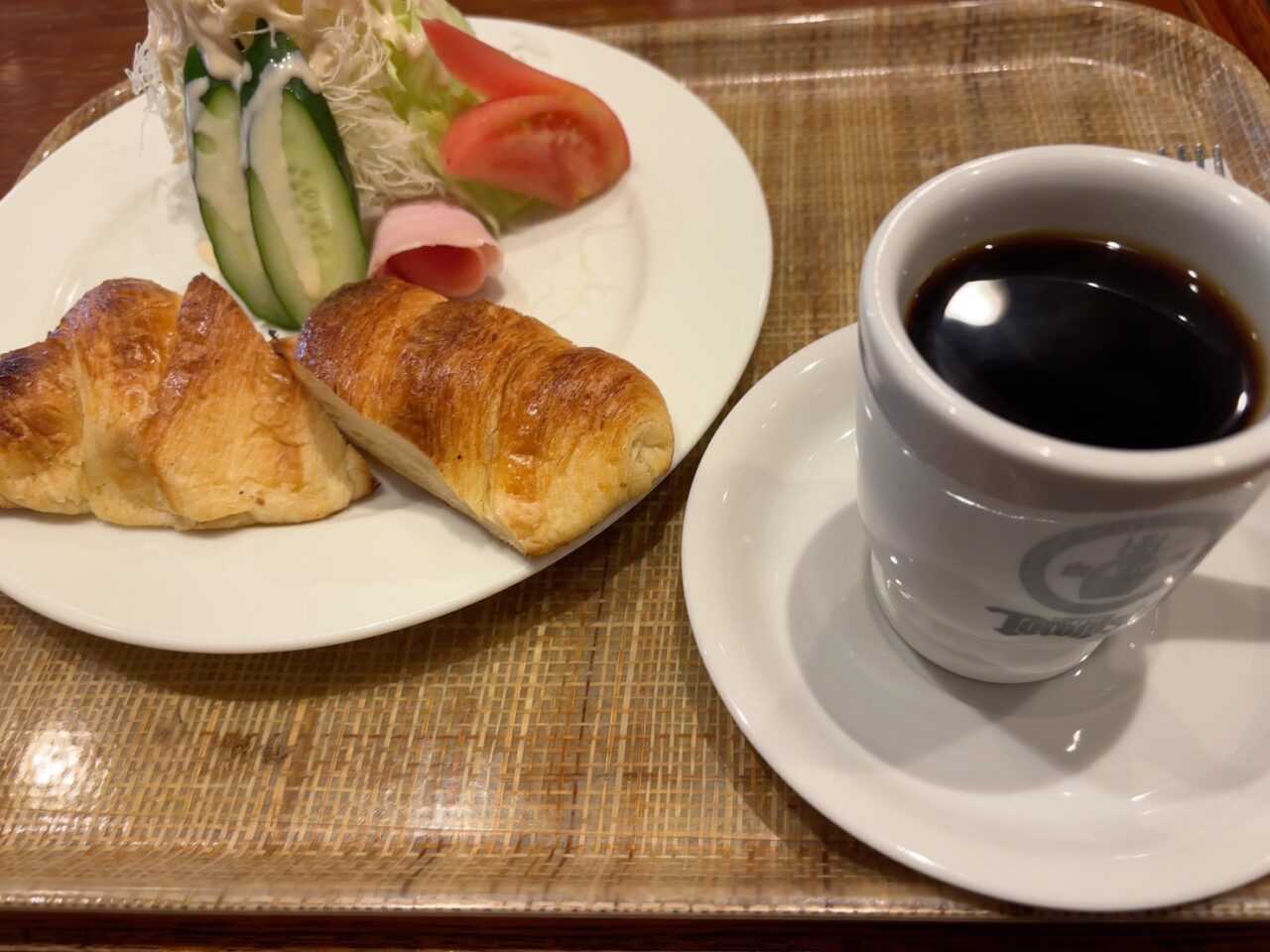 クロワッサンのモーニングセット。サラダと一緒に盛り付けられた、野菜たっぷりのプレート。