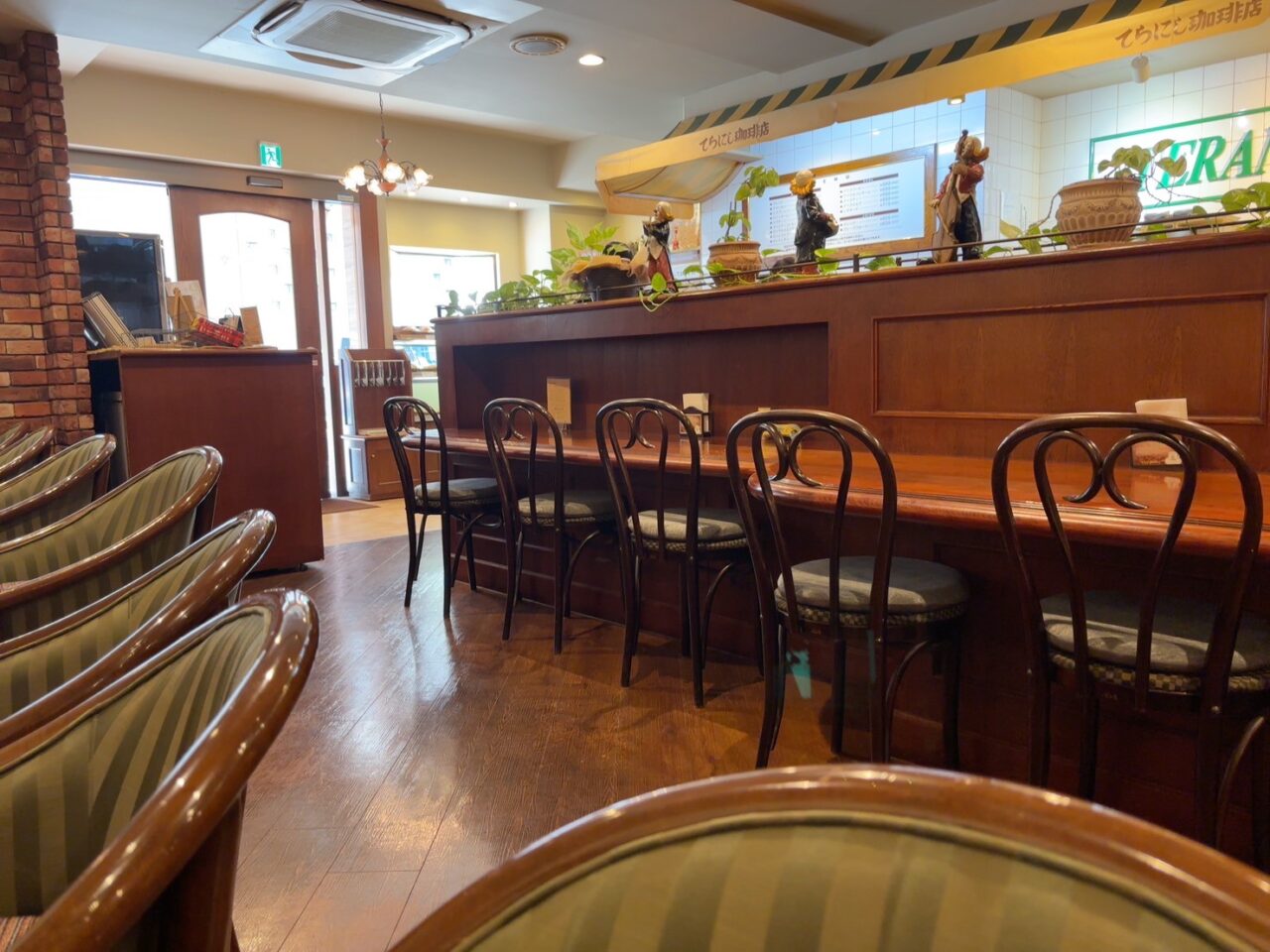てらにし珈琲の店内。広々とした空間に、ゆったりとしたテーブル席が並ぶ。