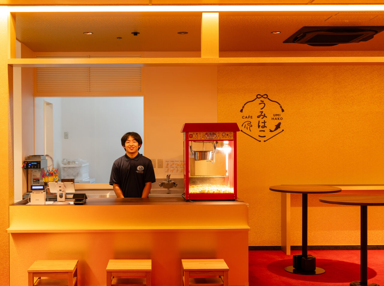 黄金の茶室をイメージした「CAFÉ UMIHAKO」の店内