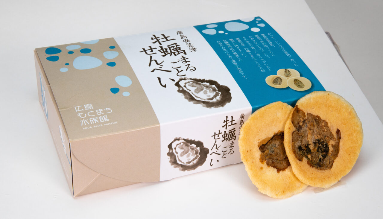 広島産牡蠣を使った人気土産「牡蠣まるごとせんべい」
