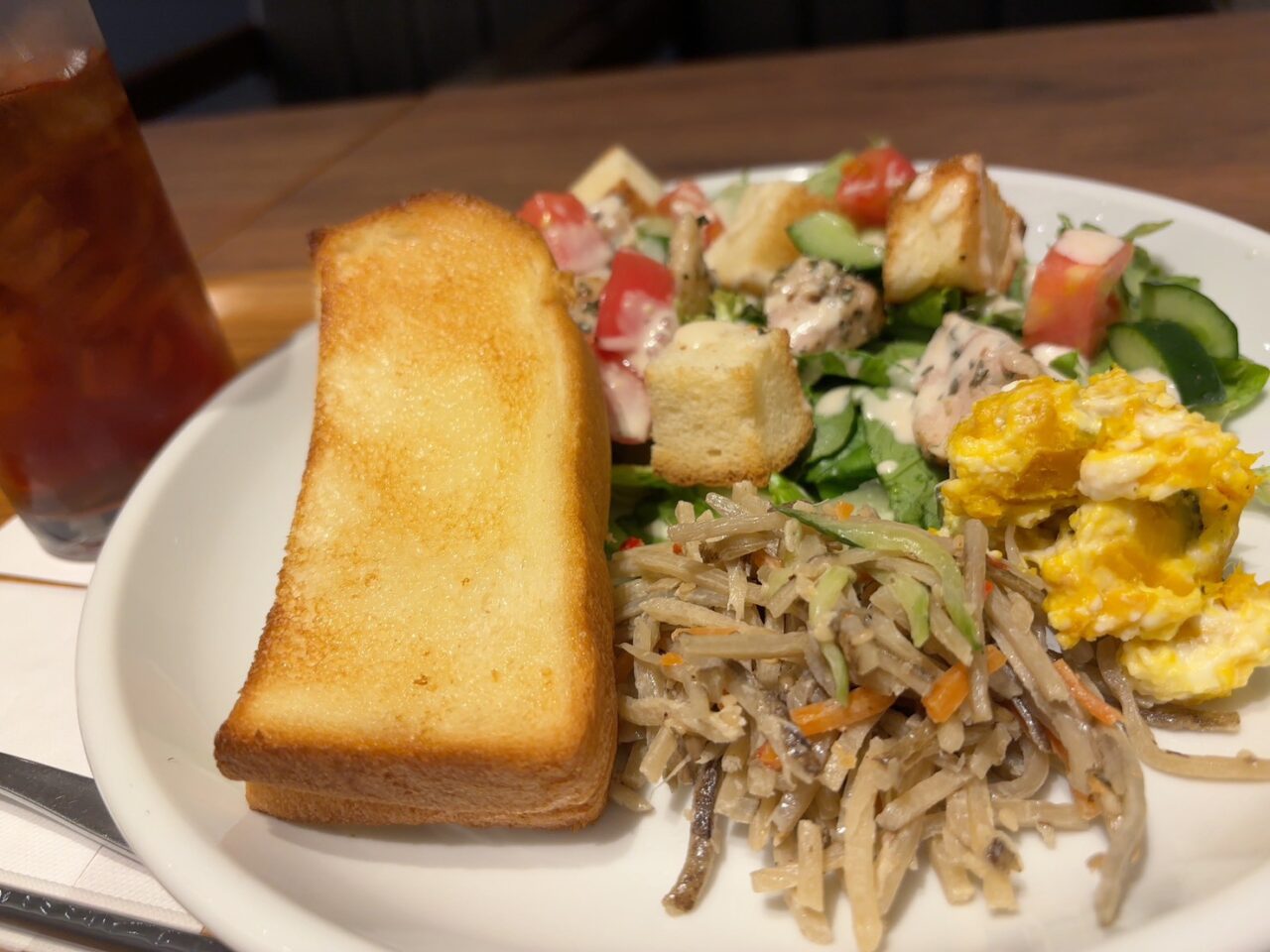 彩り豊かなサラダが並ぶ「URBAN PEACE CAFE」のサラダランチセット。ボリューム満点で人気のメニュー。