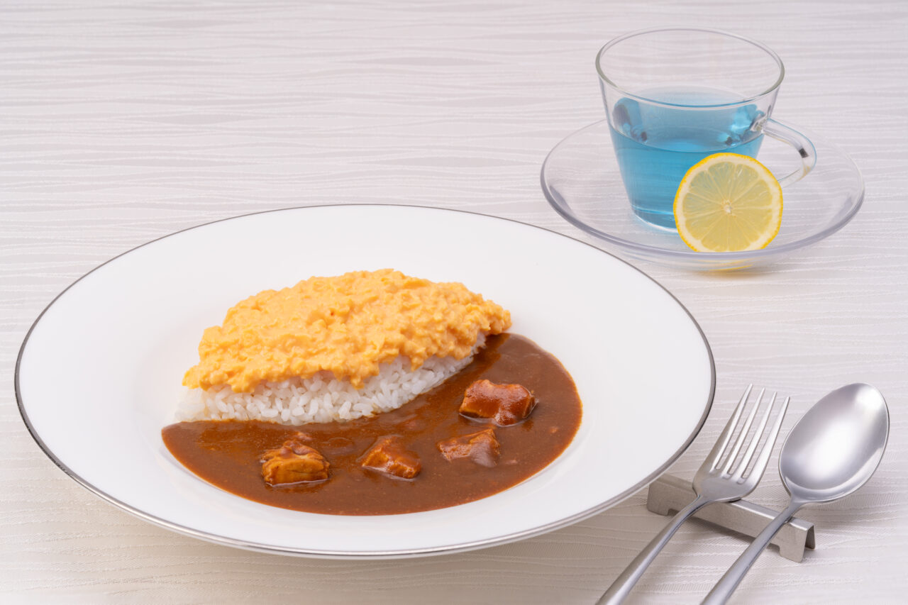 Zipangu 黄金のシーンのオムライス チキンカレーソース（イメージ）