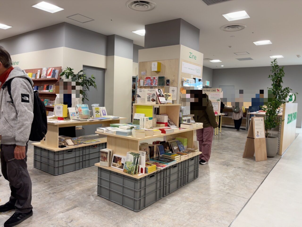 広島パルコ新館9階にオープンした「BOOK PARK CLUB」の店内の様子。落ち着いた雰囲気で本が見やすく並ぶ。