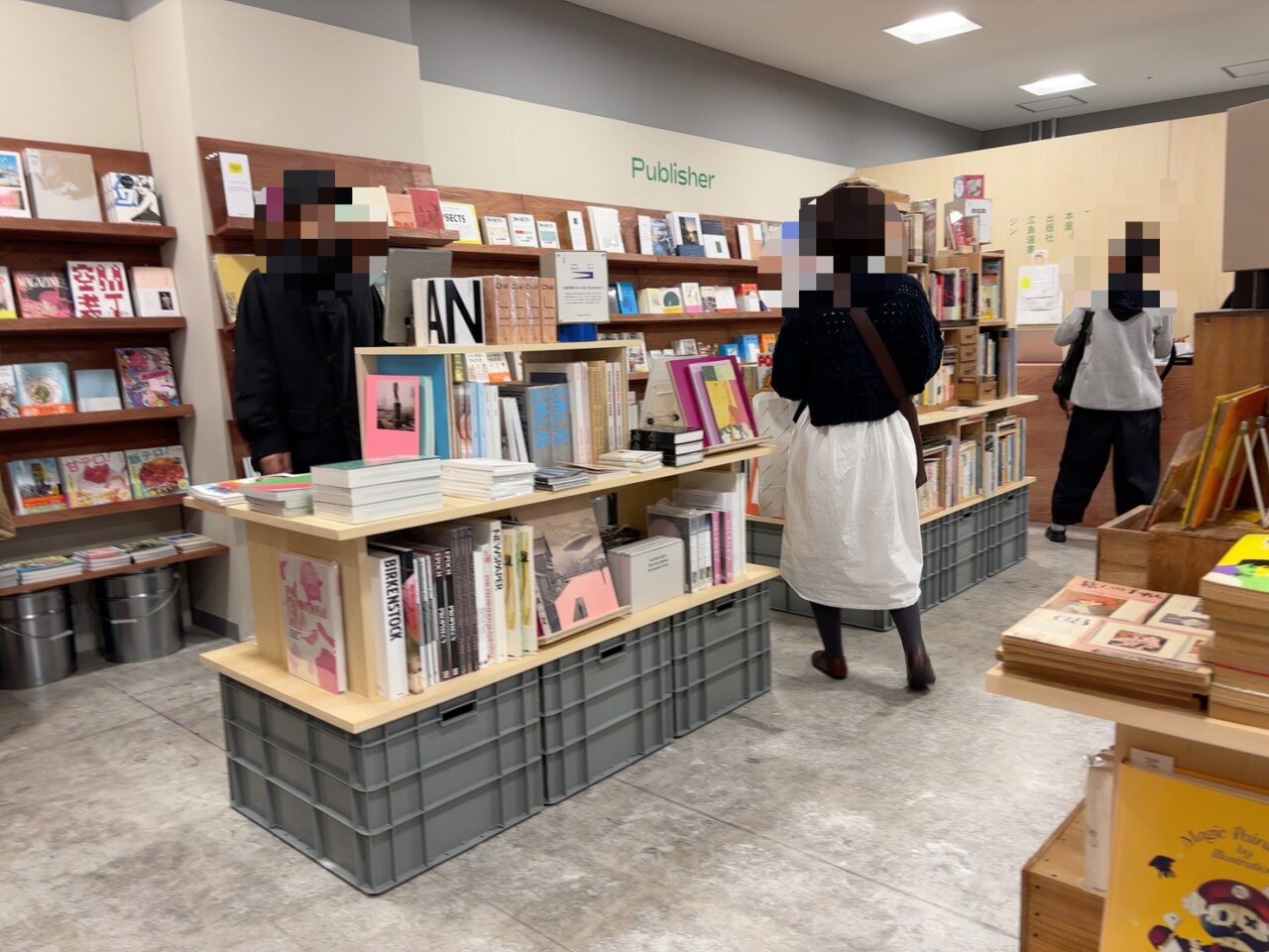 広島パルコ新館9階にオープンした「BOOK PARK CLUB」の店内の様子。落ち着いた雰囲気で本が見やすく並ぶ。