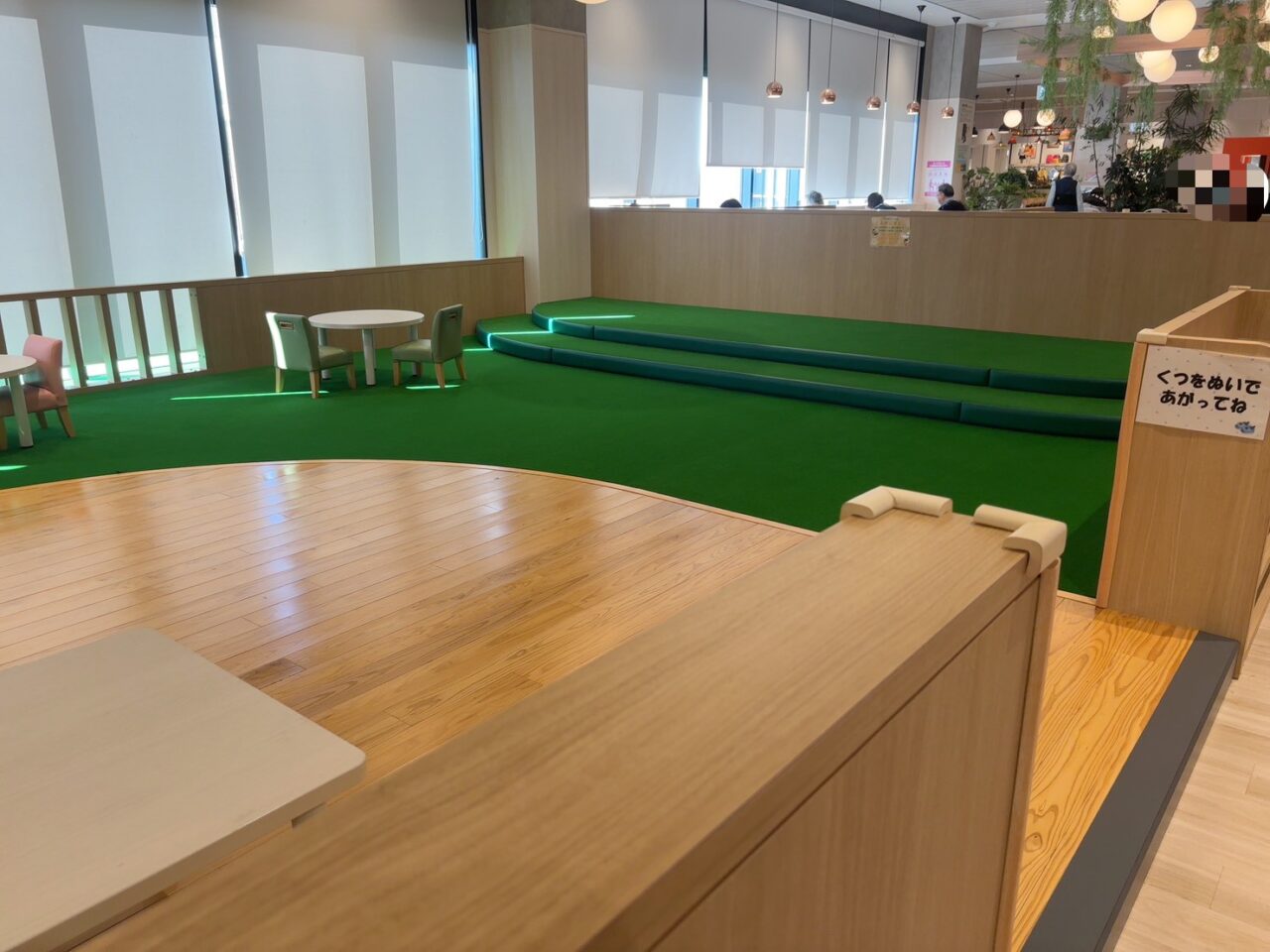 バーガーキング前のキッズスペースと、子どもと向かい合って座れるテーブル