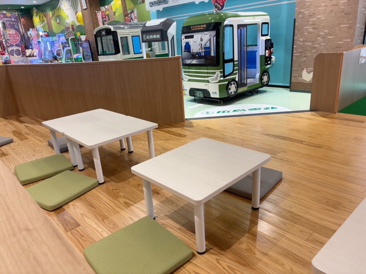 バーガーキング前のキッズスペースと、子どもと向かい合って座れるテーブル
