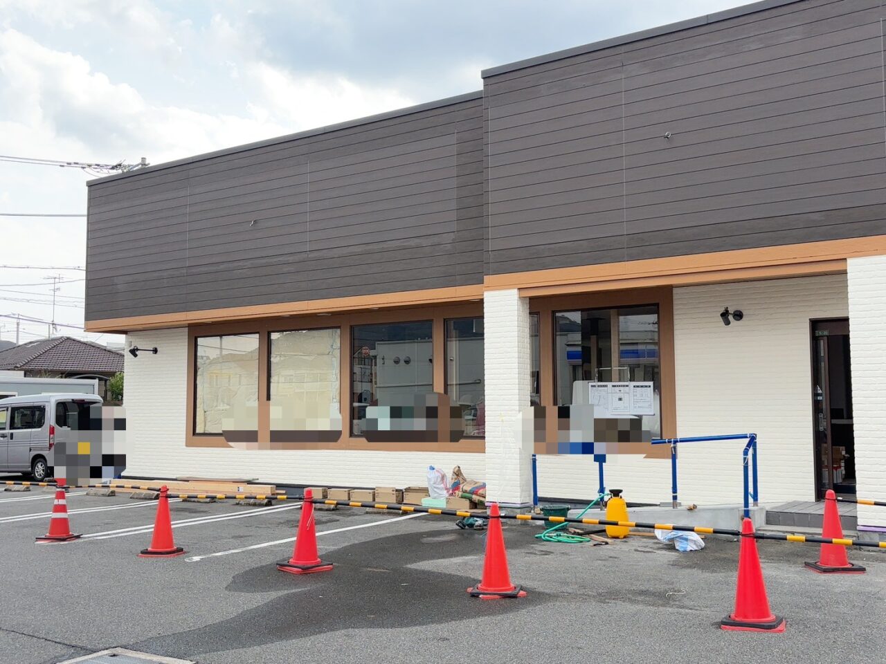 コイン通りで外観が見えるようになった新築建物の様子