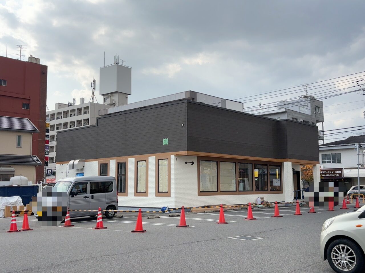 コイン通りで外観が見えるようになった新築建物の様子