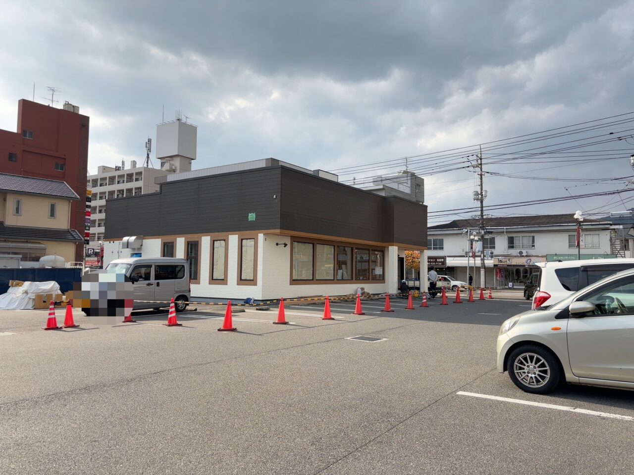 コイン通りで外観が見えるようになった新築建物の様子