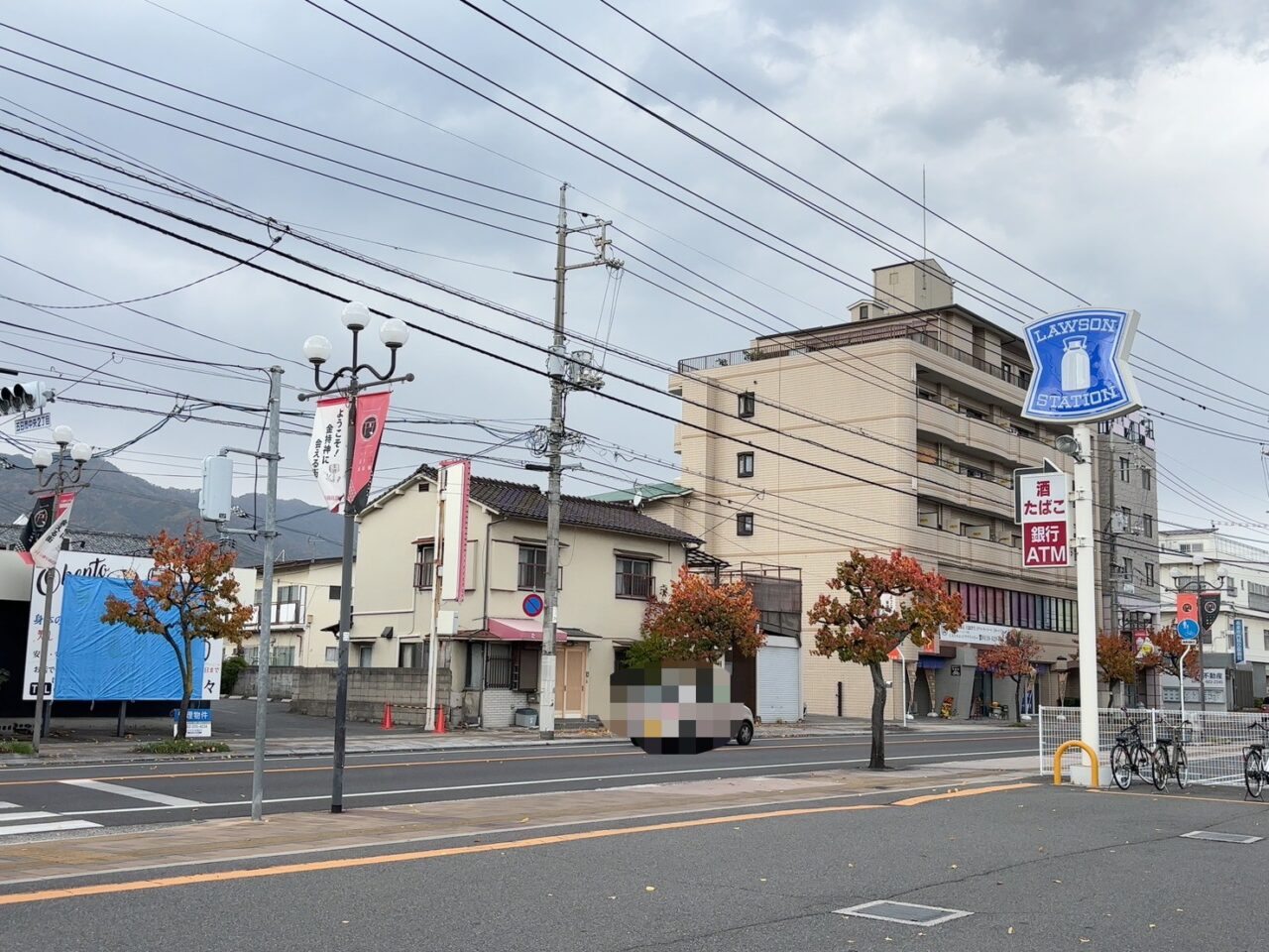 コイン通りで外観が見えるようになった新築建物の様子