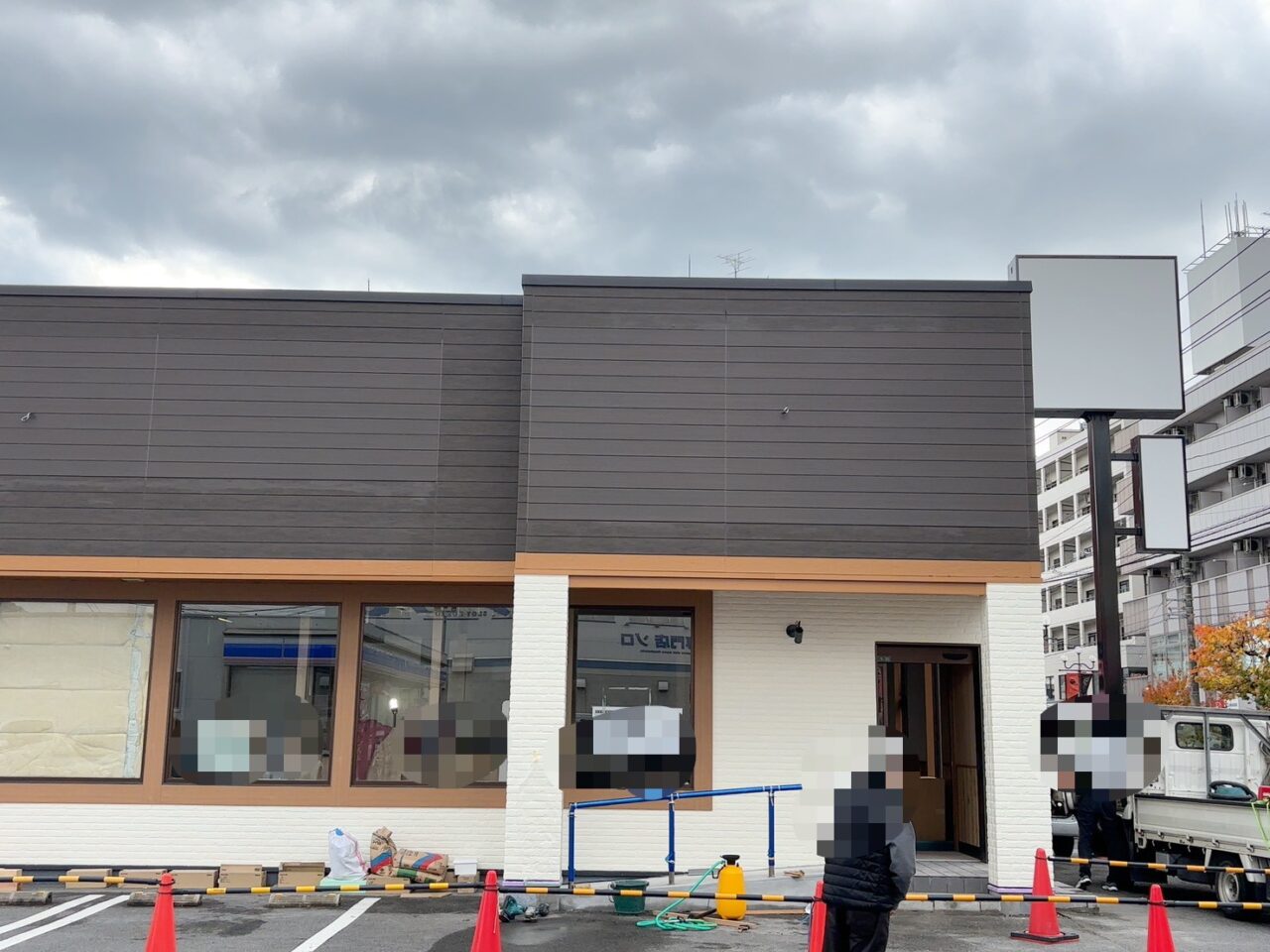 コイン通りで外観が見えるようになった新築建物の様子