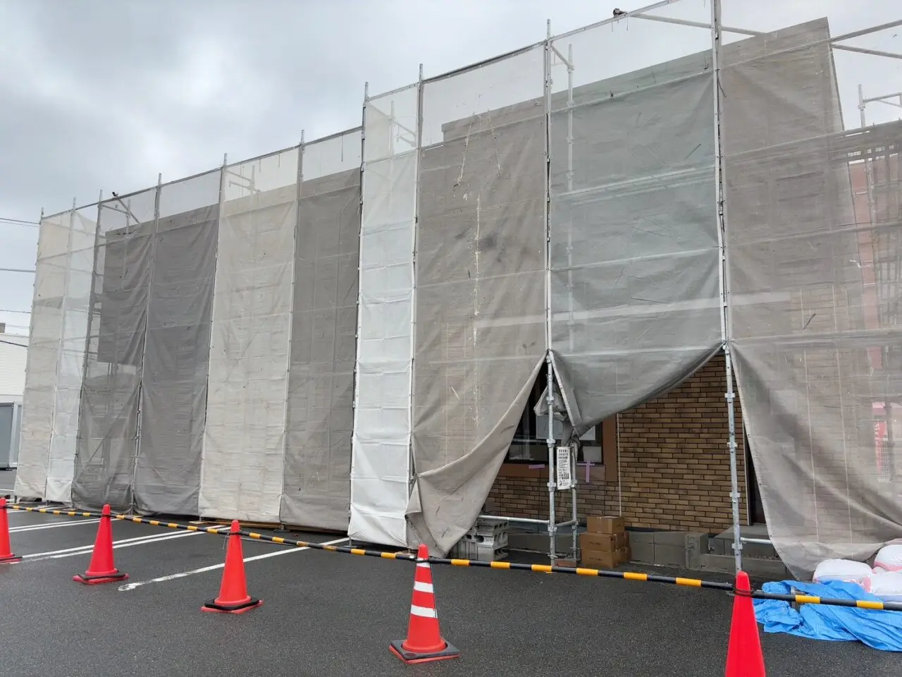 コイン通り沿い、ローソン横で工事が進む建物の様子。以前「花あかり」があった場所。