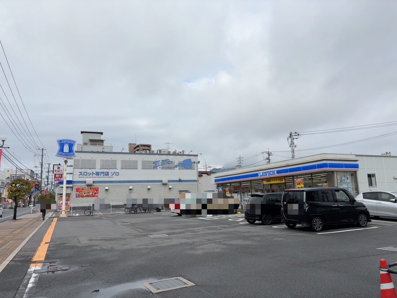 工事現場のすぐ隣にあるローソン。コイン通り沿いの目印になっている。