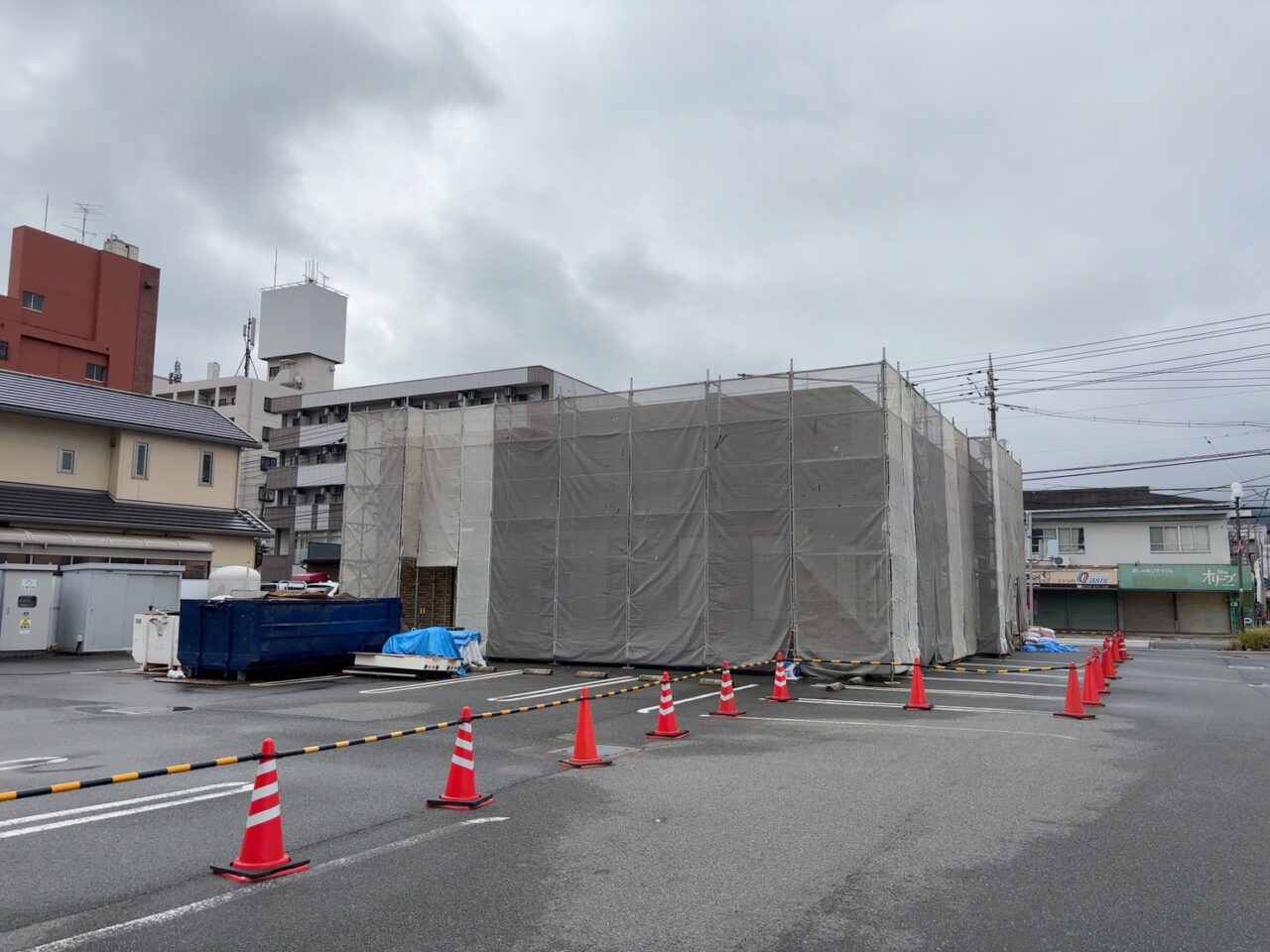 コーンで仕切られた敷地内。広めに確保された駐車スペースの様子。