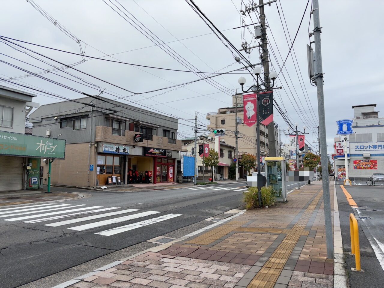 飲食店やショップが立ち並ぶコイン通りの通り沿いの様子。